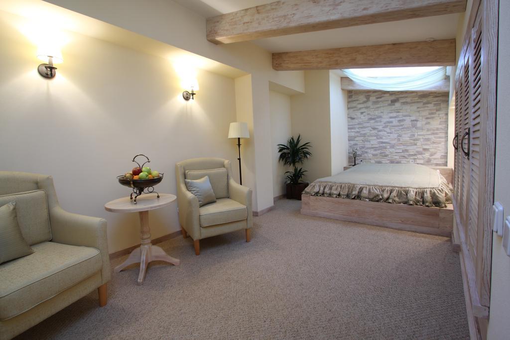 Park-Hotel Butenko Stable Protsev Екстериор снимка