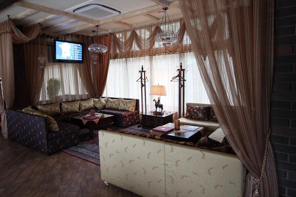 Park-Hotel Butenko Stable Protsev Екстериор снимка