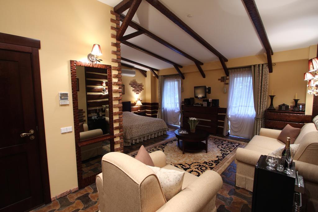 Park-Hotel Butenko Stable Protsev Екстериор снимка